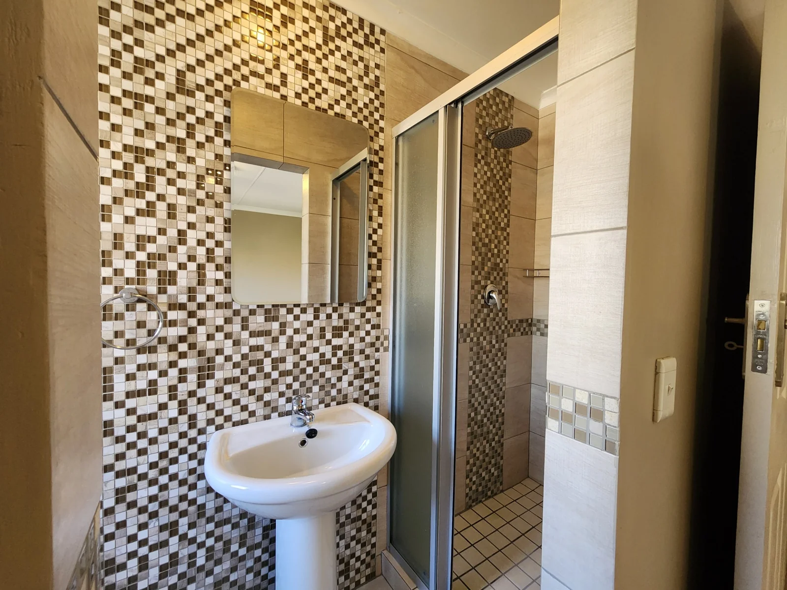 Modern Family Living in the Heart of Maple Ridge, 3 Bedroom House in a secure estate in Pomona