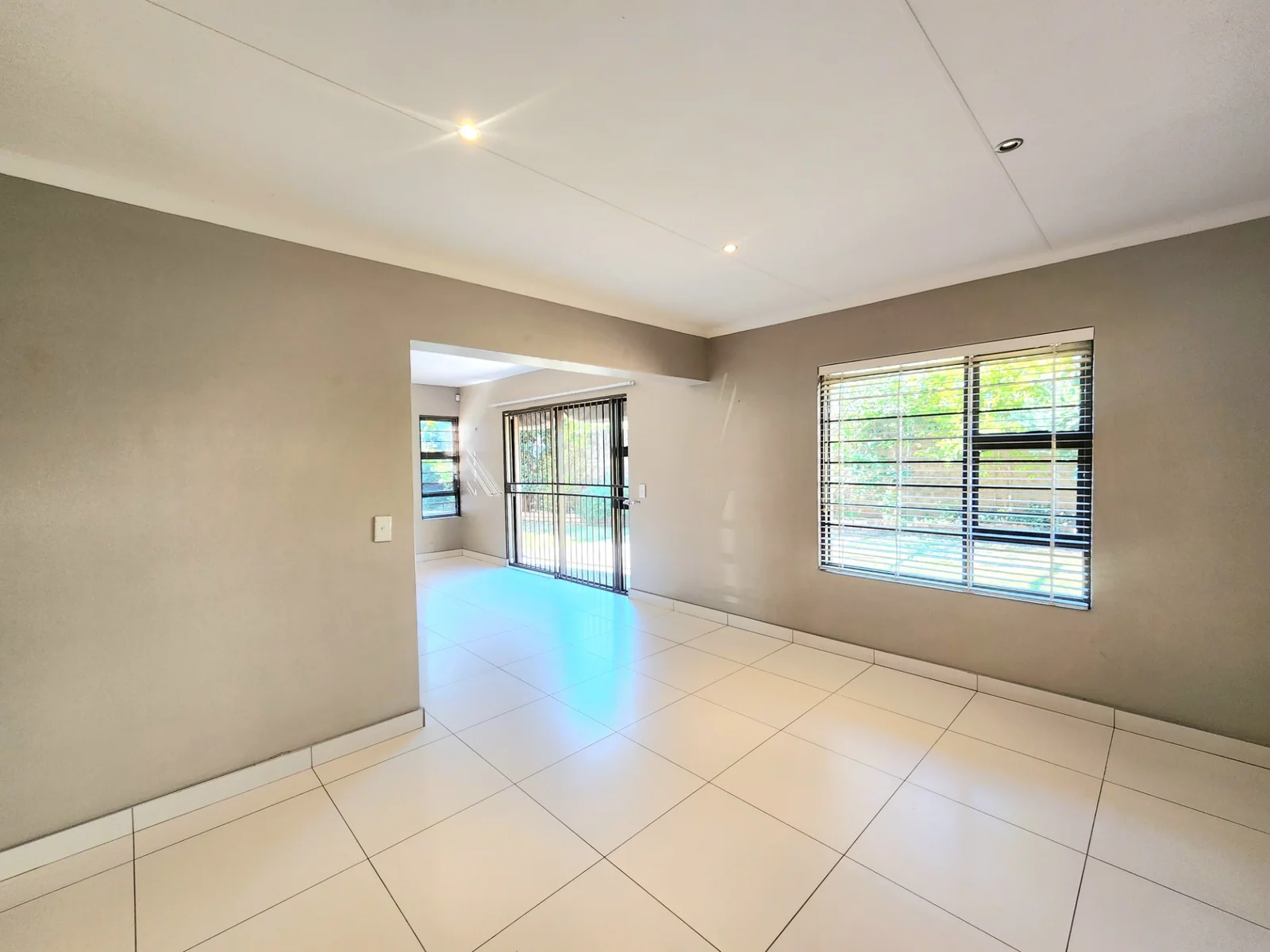 Modern Family Living in the Heart of Maple Ridge, 3 Bedroom House in a secure estate in Pomona