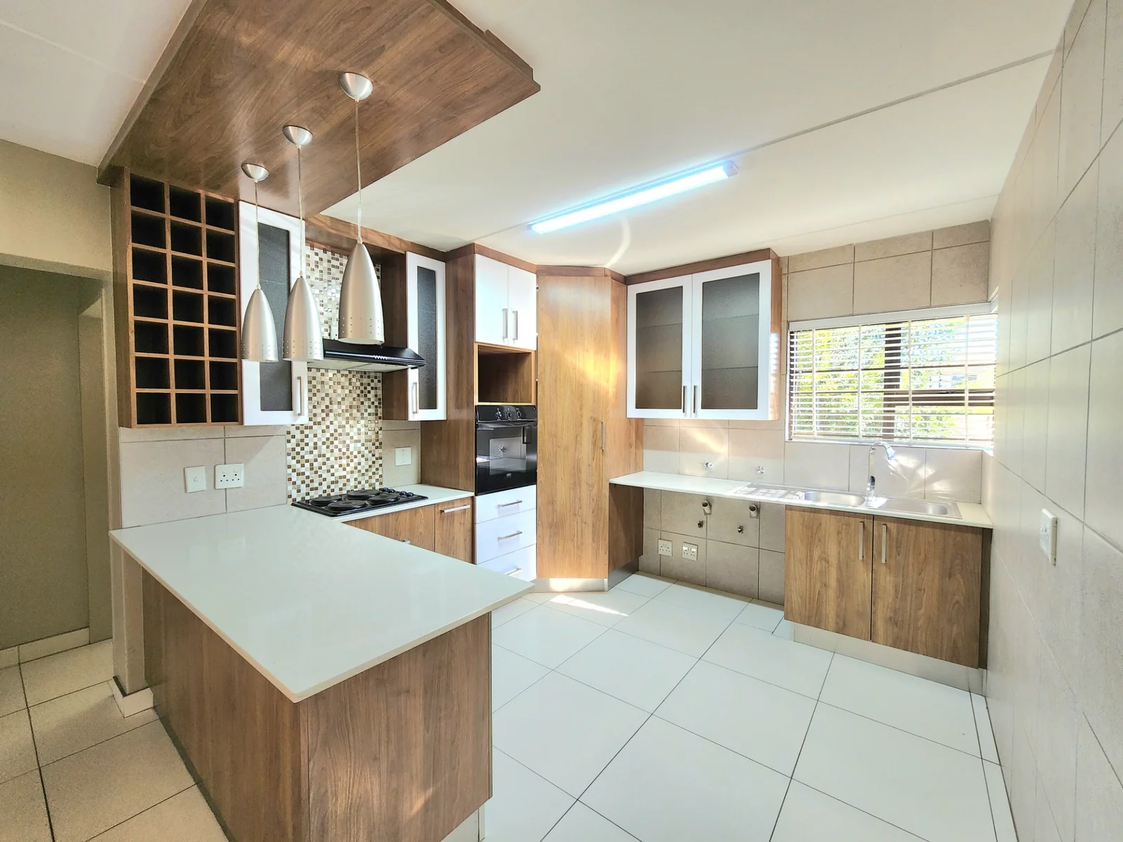 Modern Family Living in the Heart of Maple Ridge, 3 Bedroom House in a secure estate in Pomona