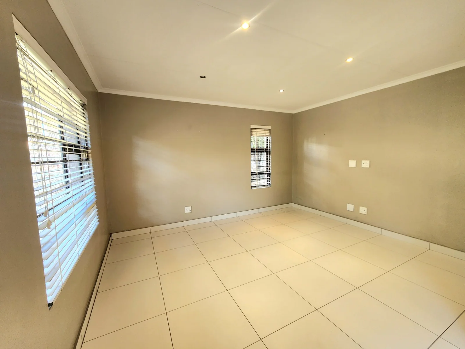 Modern Family Living in the Heart of Maple Ridge, 3 Bedroom House in a secure estate in Pomona