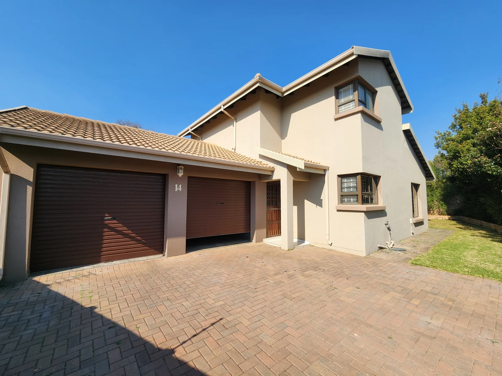 Modern Family Living in the Heart of Maple Ridge, 3 Bedroom House in a secure estate in Pomona