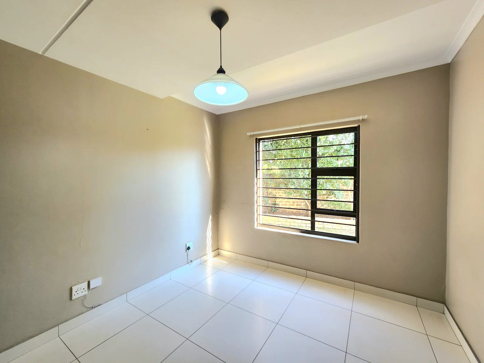 Modern Family Living in the Heart of Maple Ridge, 3 Bedroom House in a secure estate in Pomona