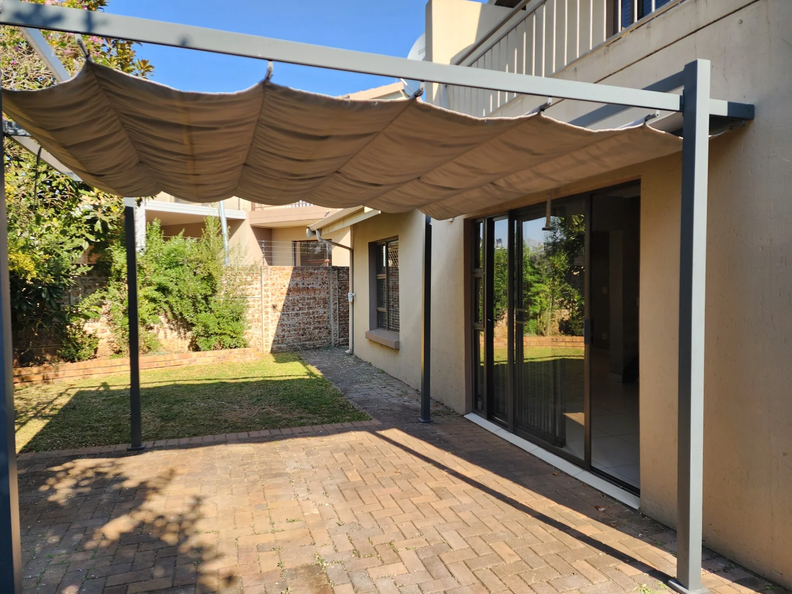 Modern Family Living in the Heart of Maple Ridge, 3 Bedroom House in a secure estate in Pomona
