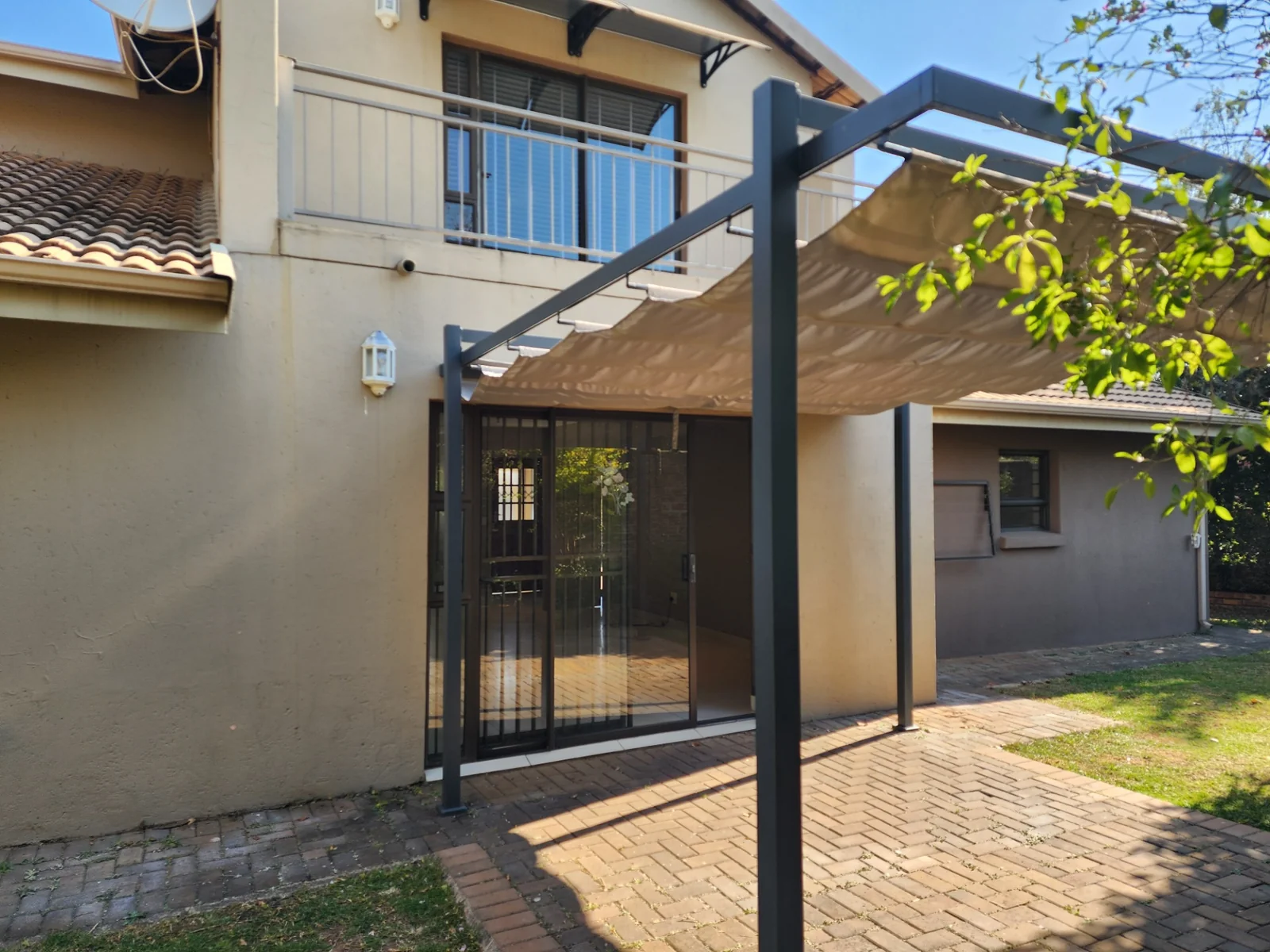 Modern Family Living in the Heart of Maple Ridge, 3 Bedroom House in a secure estate in Pomona