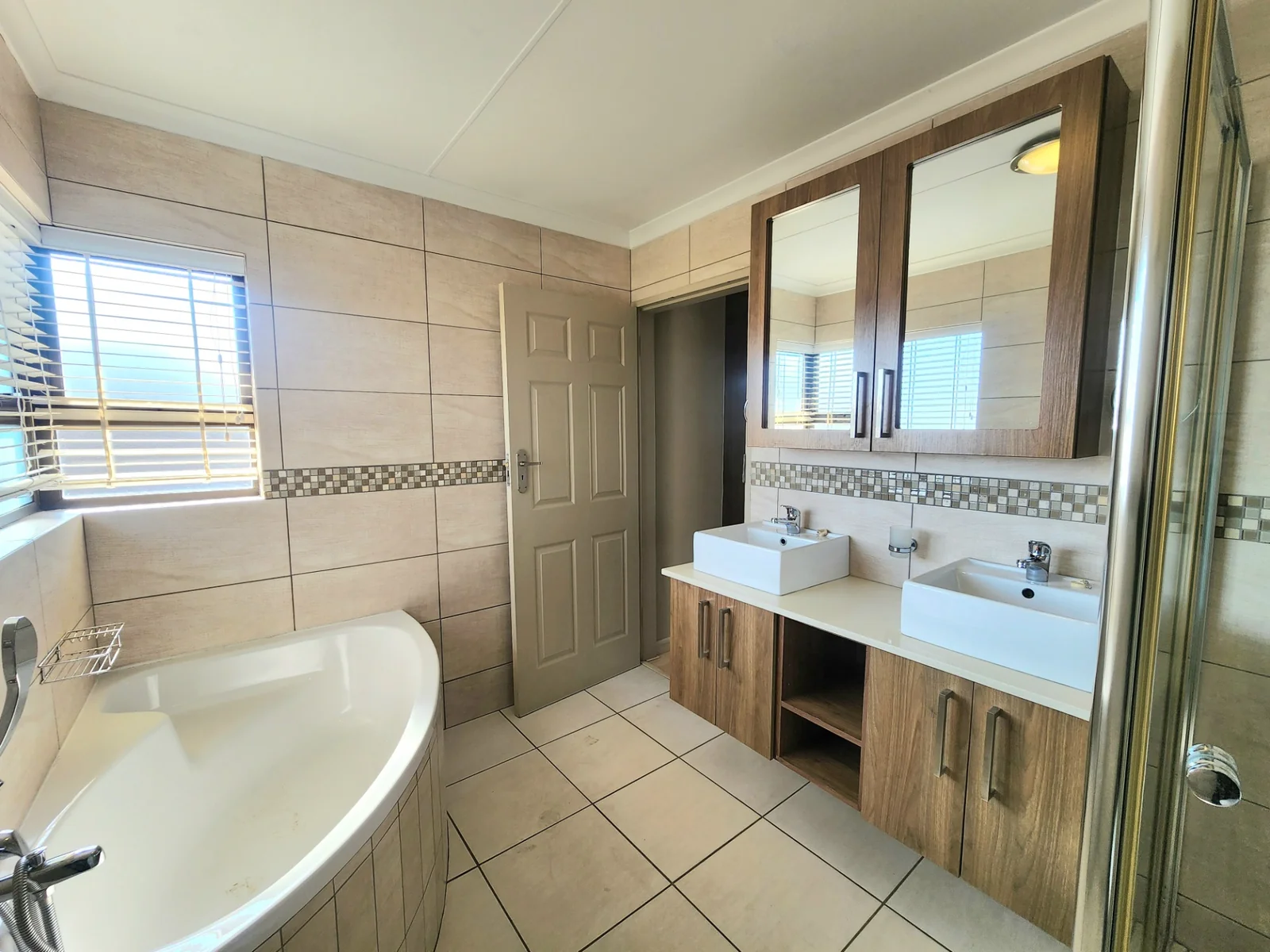 Modern Family Living in the Heart of Maple Ridge, 3 Bedroom House in a secure estate in Pomona