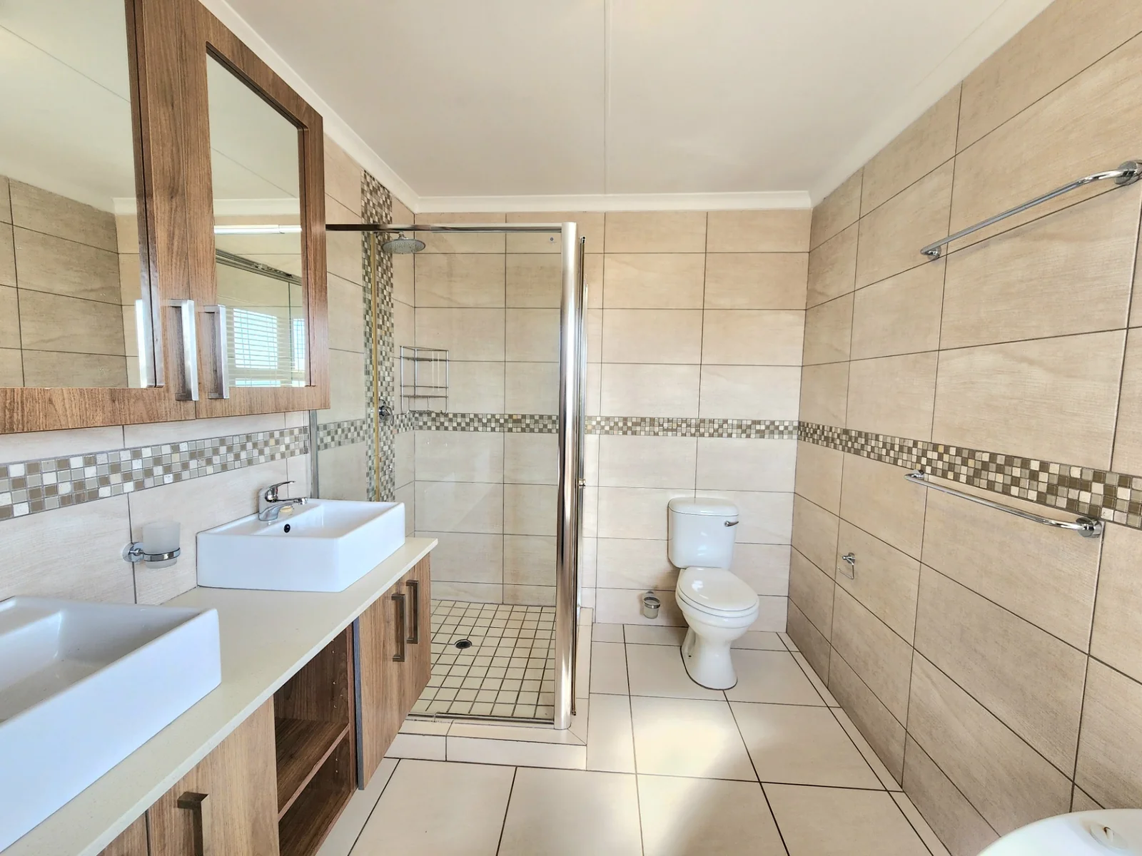 Modern Family Living in the Heart of Maple Ridge, 3 Bedroom House in a secure estate in Pomona