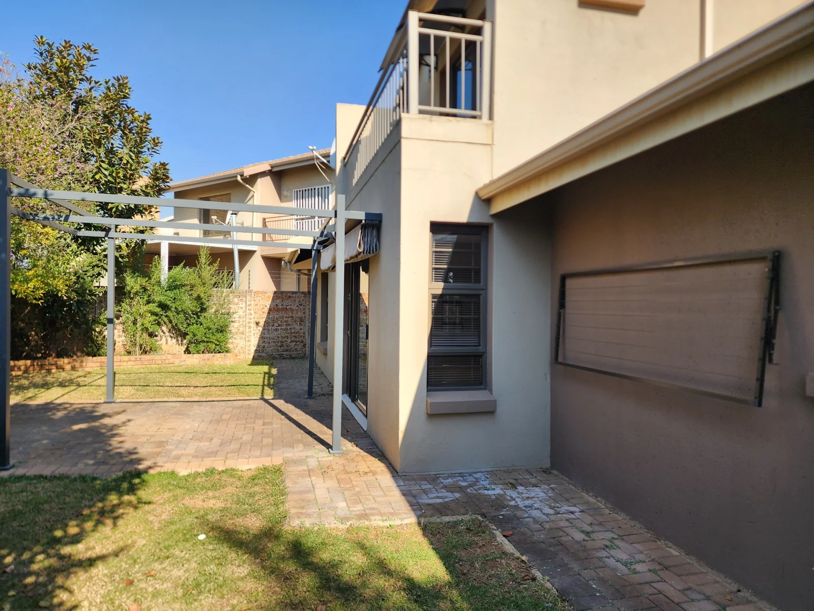 Modern Family Living in the Heart of Maple Ridge, 3 Bedroom House in a secure estate in Pomona