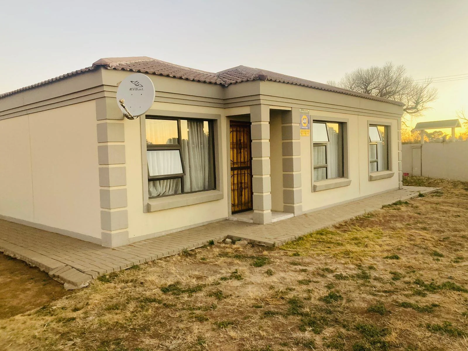 Don’t miss out on this opportunity to own a 3-bedroom corner house.