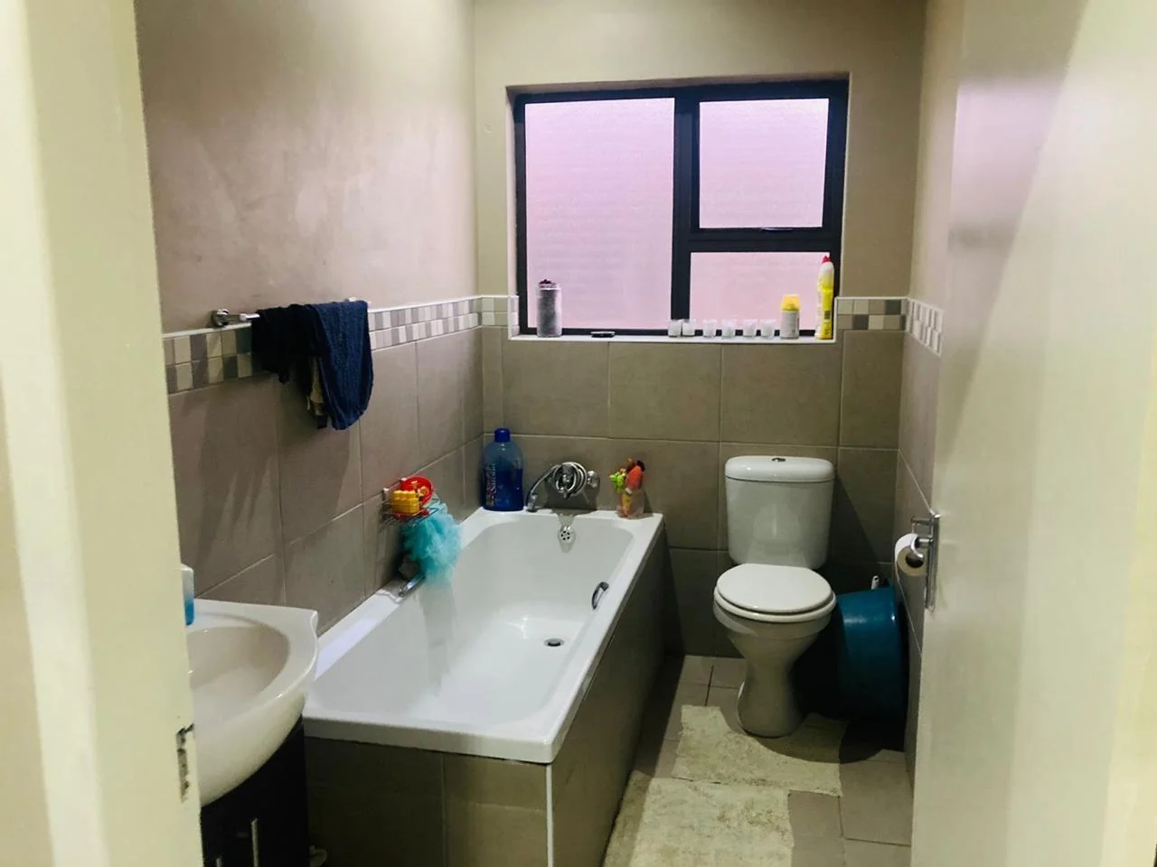 Don’t miss out on this opportunity to own a 3-bedroom corner house.