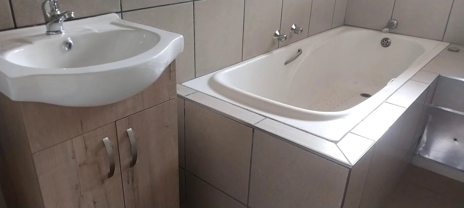 Modern, Three beds, Two Baths for Sale in Halfway Gardens