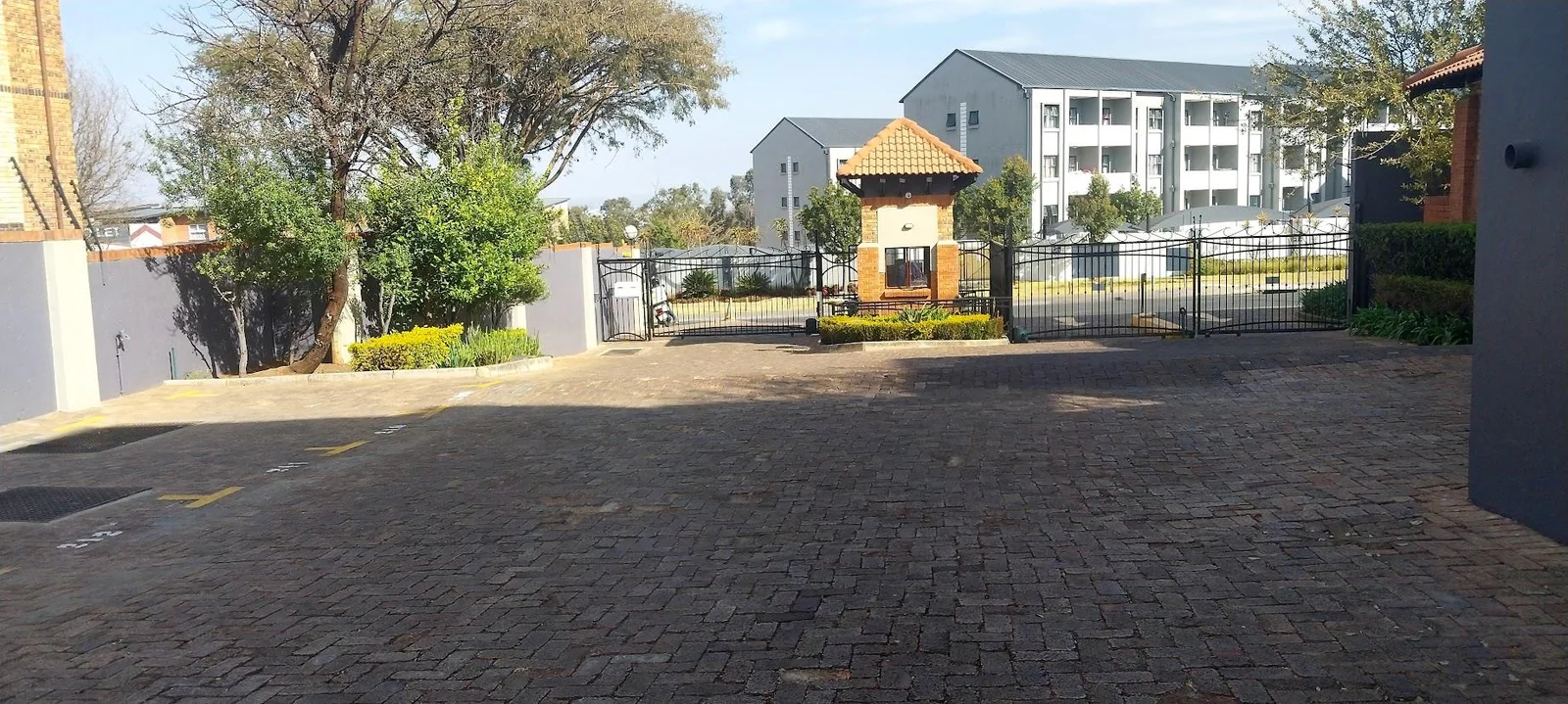 Modern, Three beds, Two Baths for Sale in Halfway Gardens