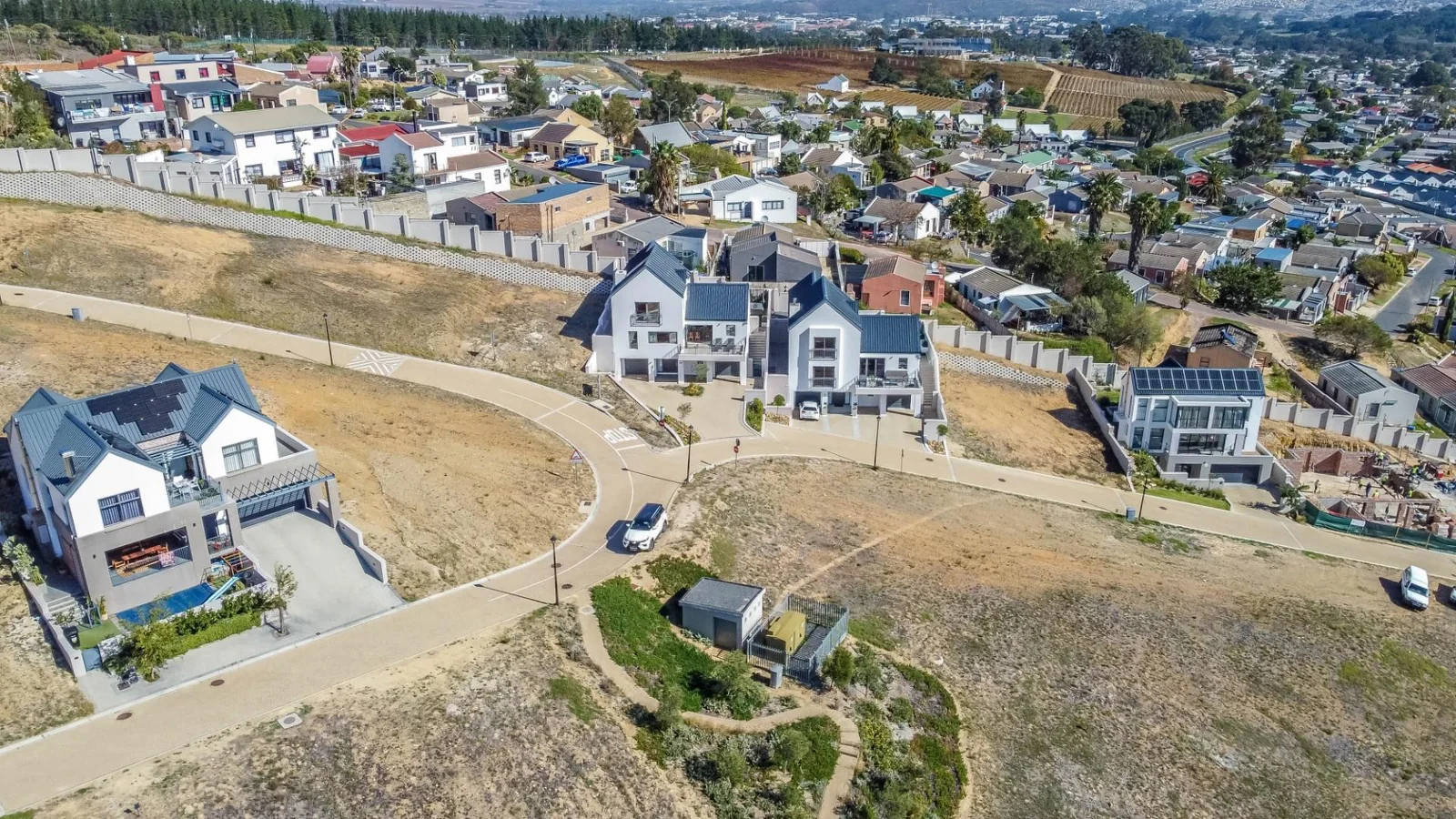 Build your Dream home in La Roche Estate