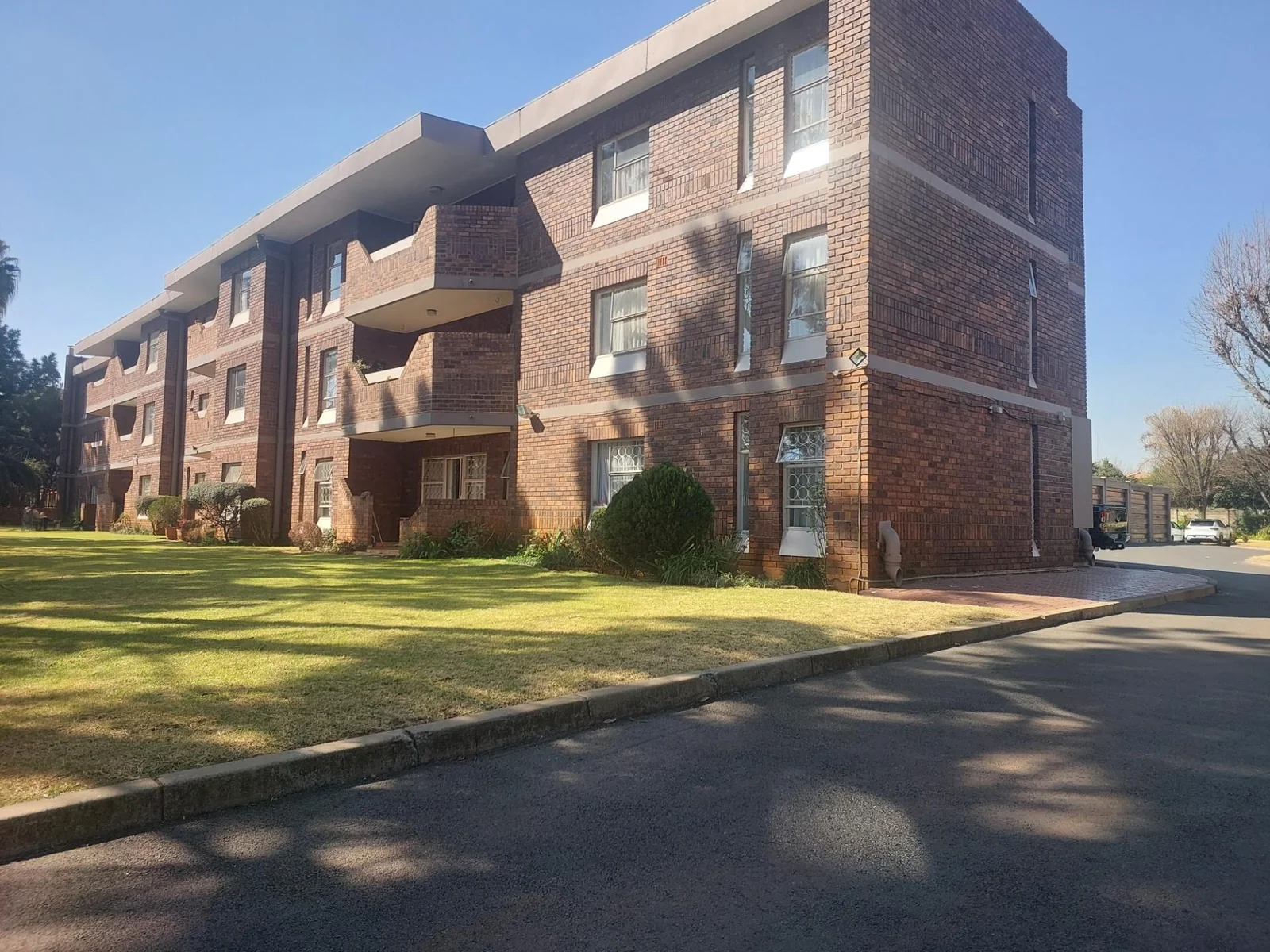 Spacious, well located at an absolute bargain price town house for sale in Three Rivers.