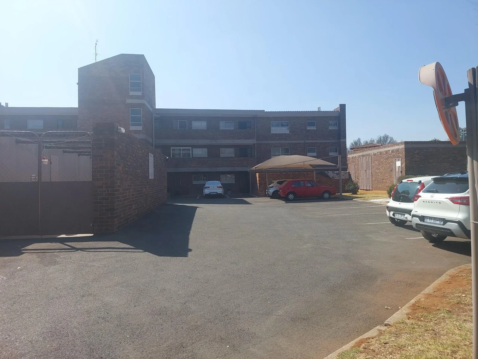 Spacious, well located at an absolute bargain price town house for sale in Three Rivers.