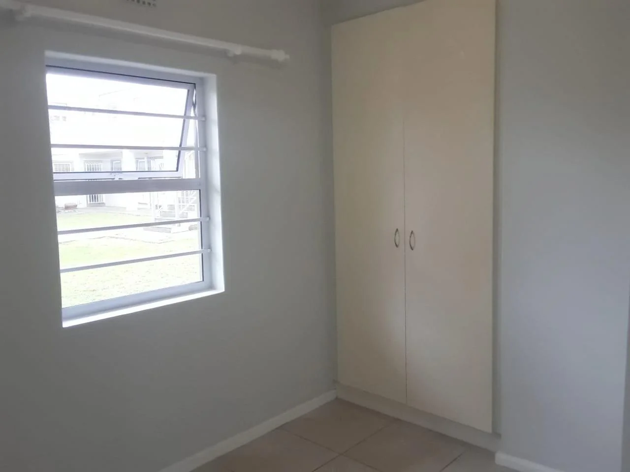 Charming 2-Bedroom Apartment with Private Garden in Madison Square Gardens, Table View