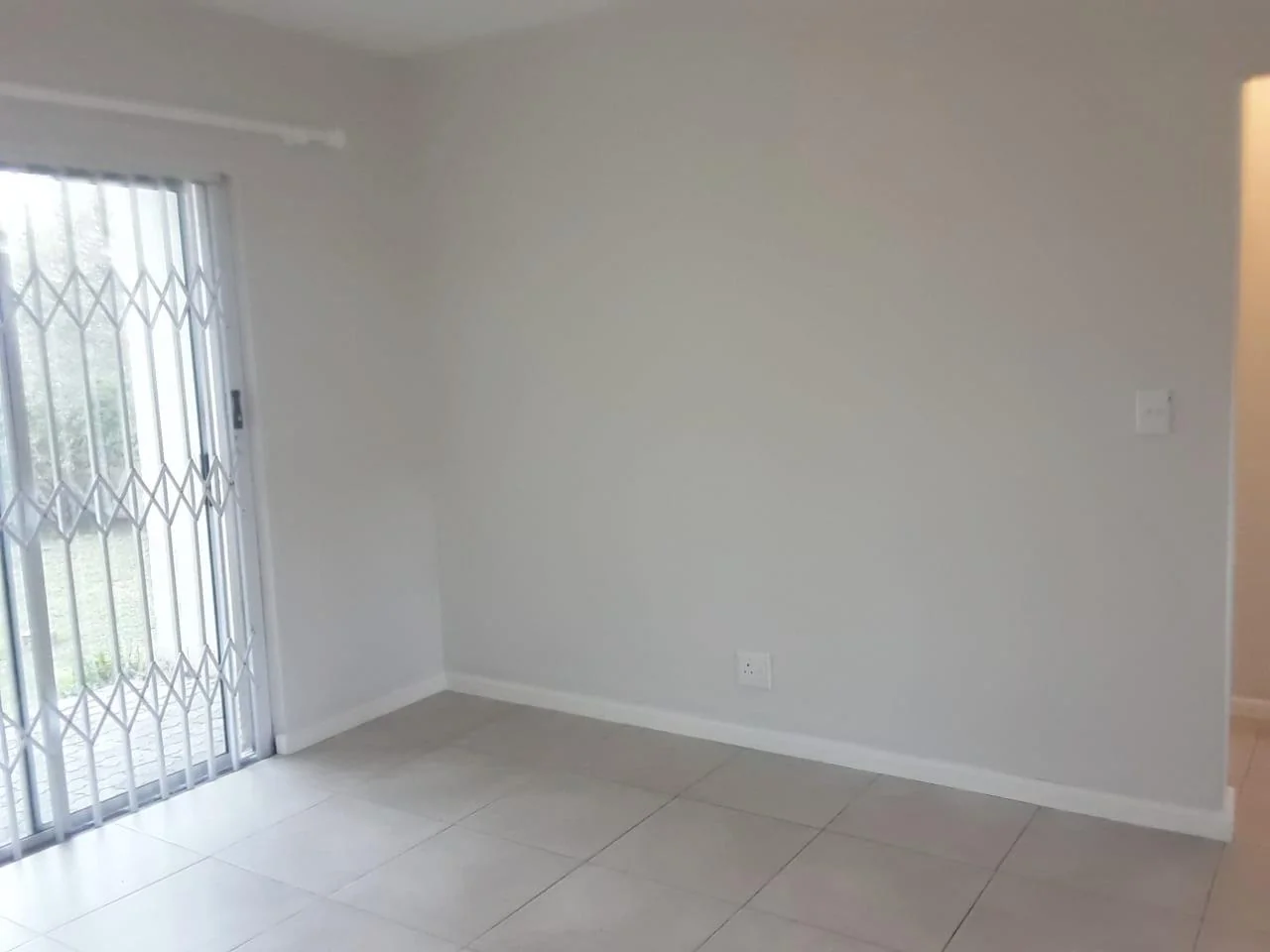 Charming 2-Bedroom Apartment with Private Garden in Madison Square Gardens, Table View