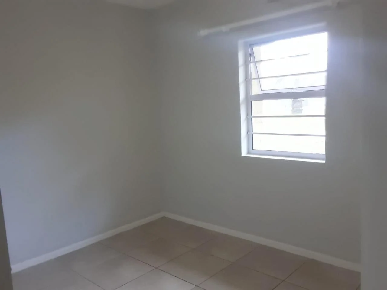 Charming 2-Bedroom Apartment with Private Garden in Madison Square Gardens, Table View