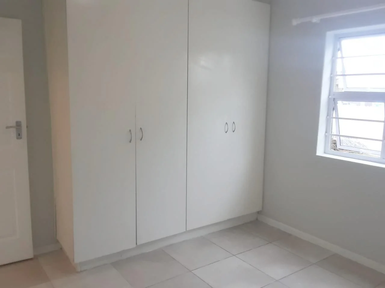 Charming 2-Bedroom Apartment with Private Garden in Madison Square Gardens, Table View