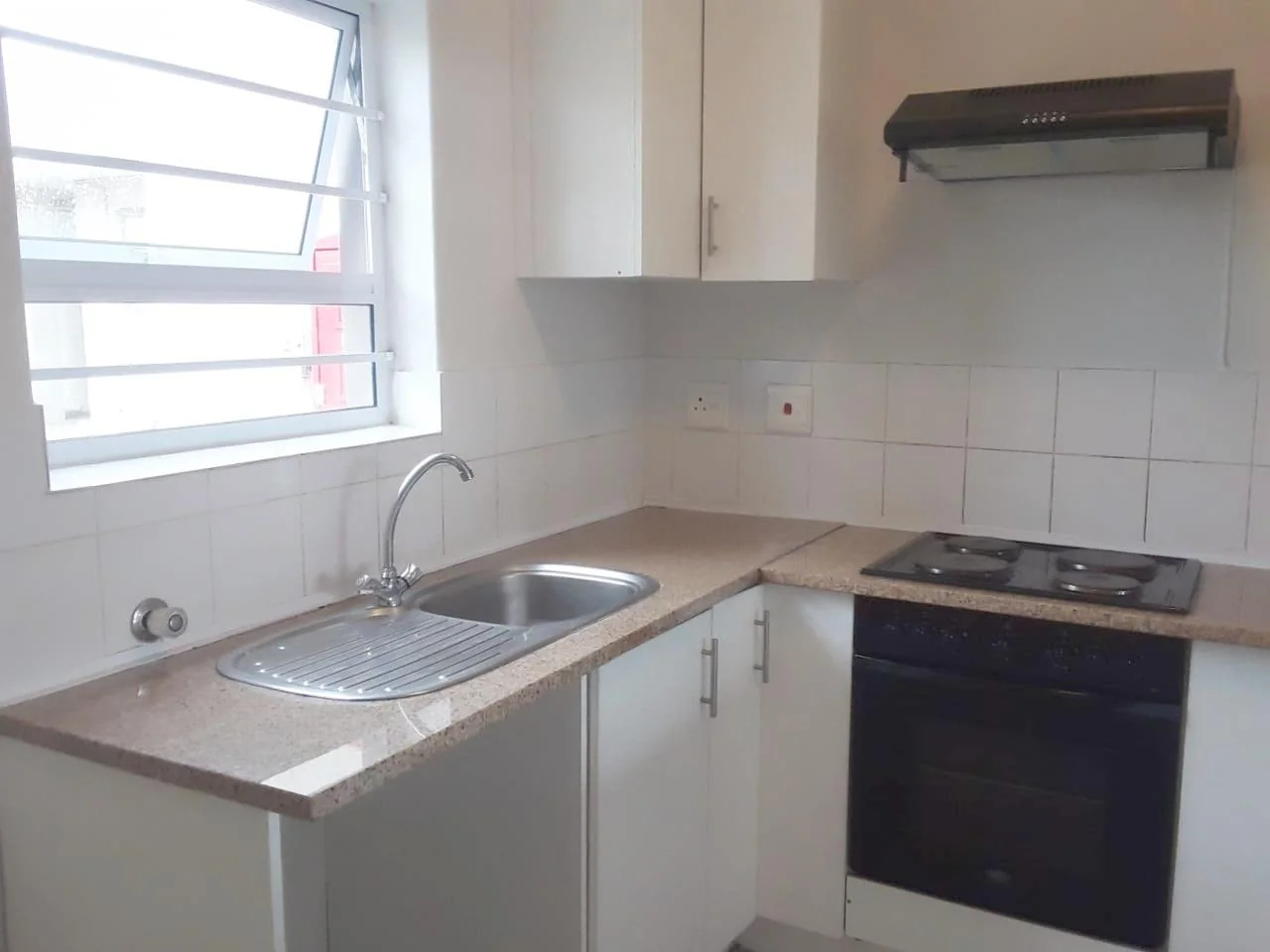 Charming 2-Bedroom Apartment with Private Garden in Madison Square Gardens, Table View