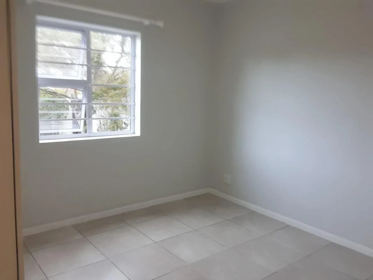 Charming 2-Bedroom Apartment with Private Garden in Madison Square Gardens, Table View