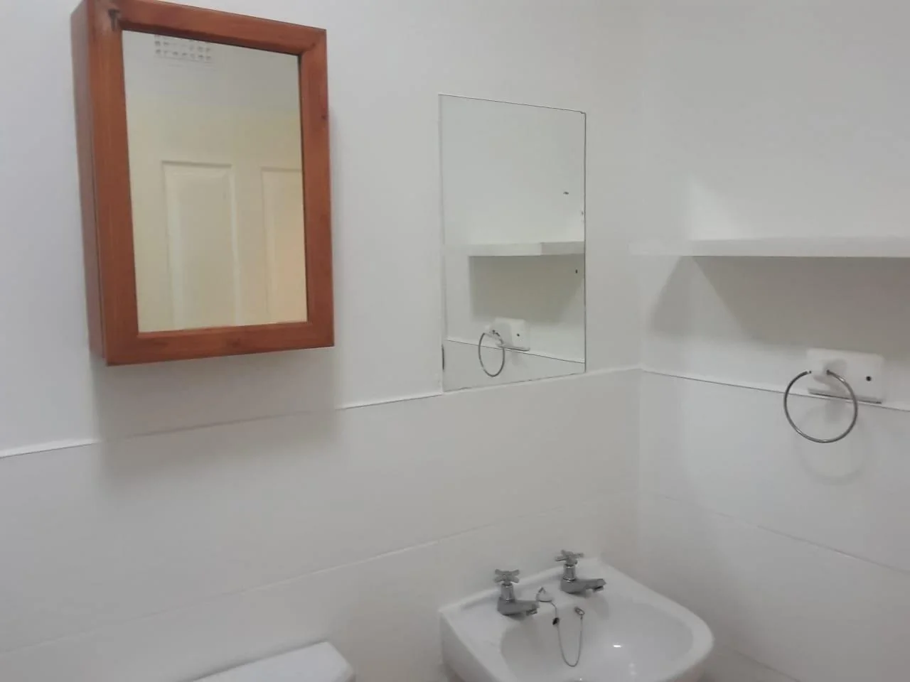 Charming 2-Bedroom Apartment with Private Garden in Madison Square Gardens, Table View