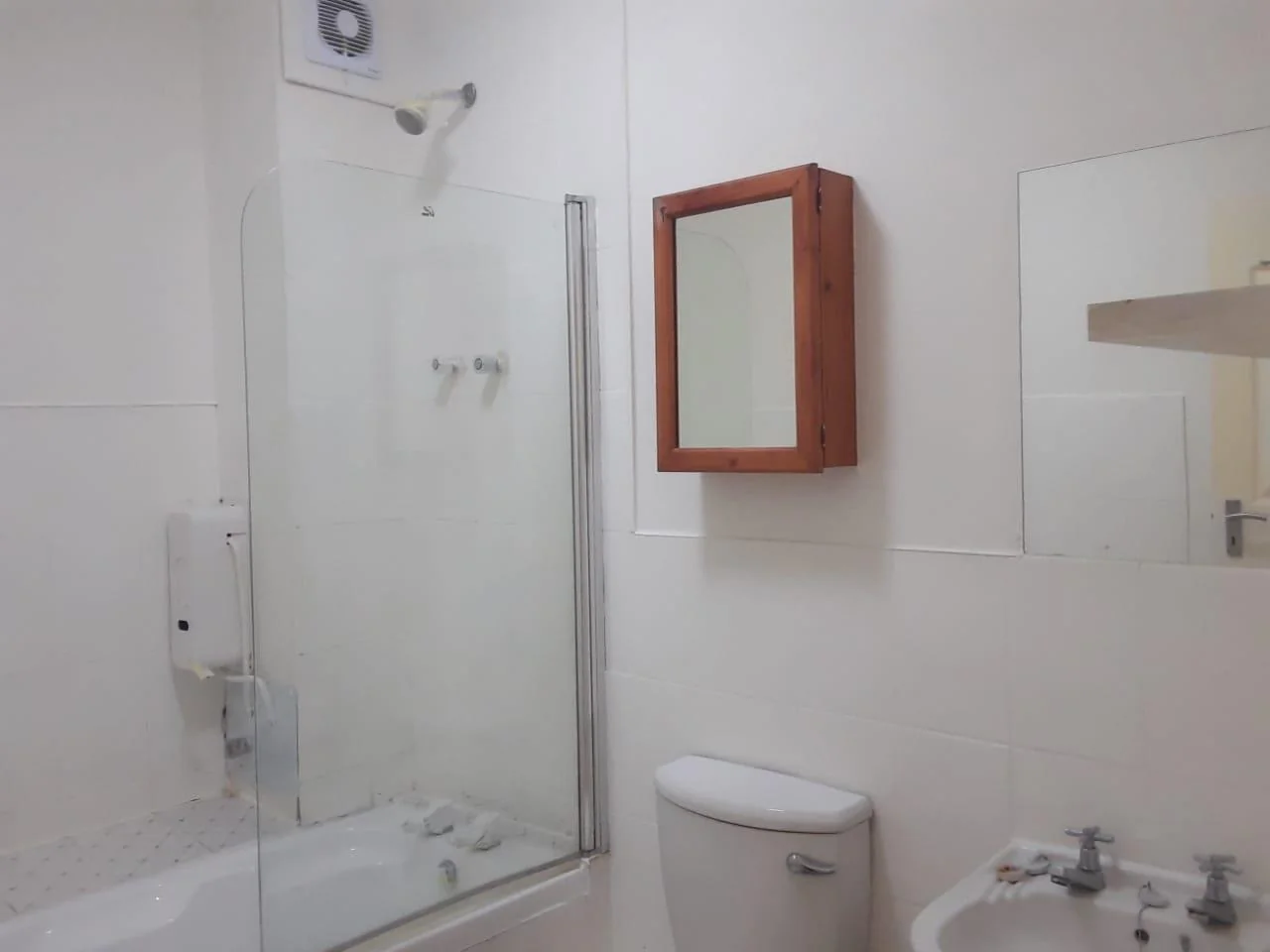 Charming 2-Bedroom Apartment with Private Garden in Madison Square Gardens, Table View