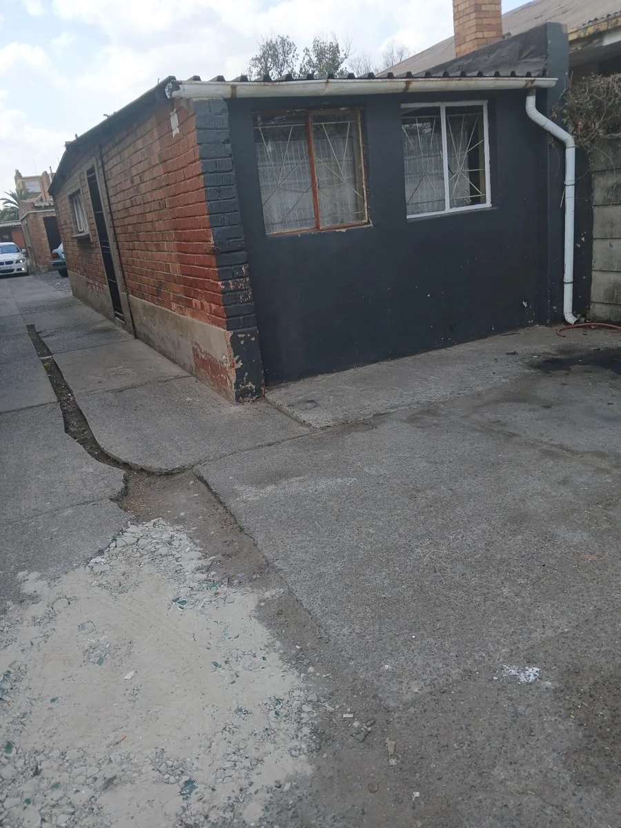 DRASTIC PRICE REDUCE! Block Of FLATS. Bedrooms --- Total 27!<br/>                            VEREENIGING CENTRAL.