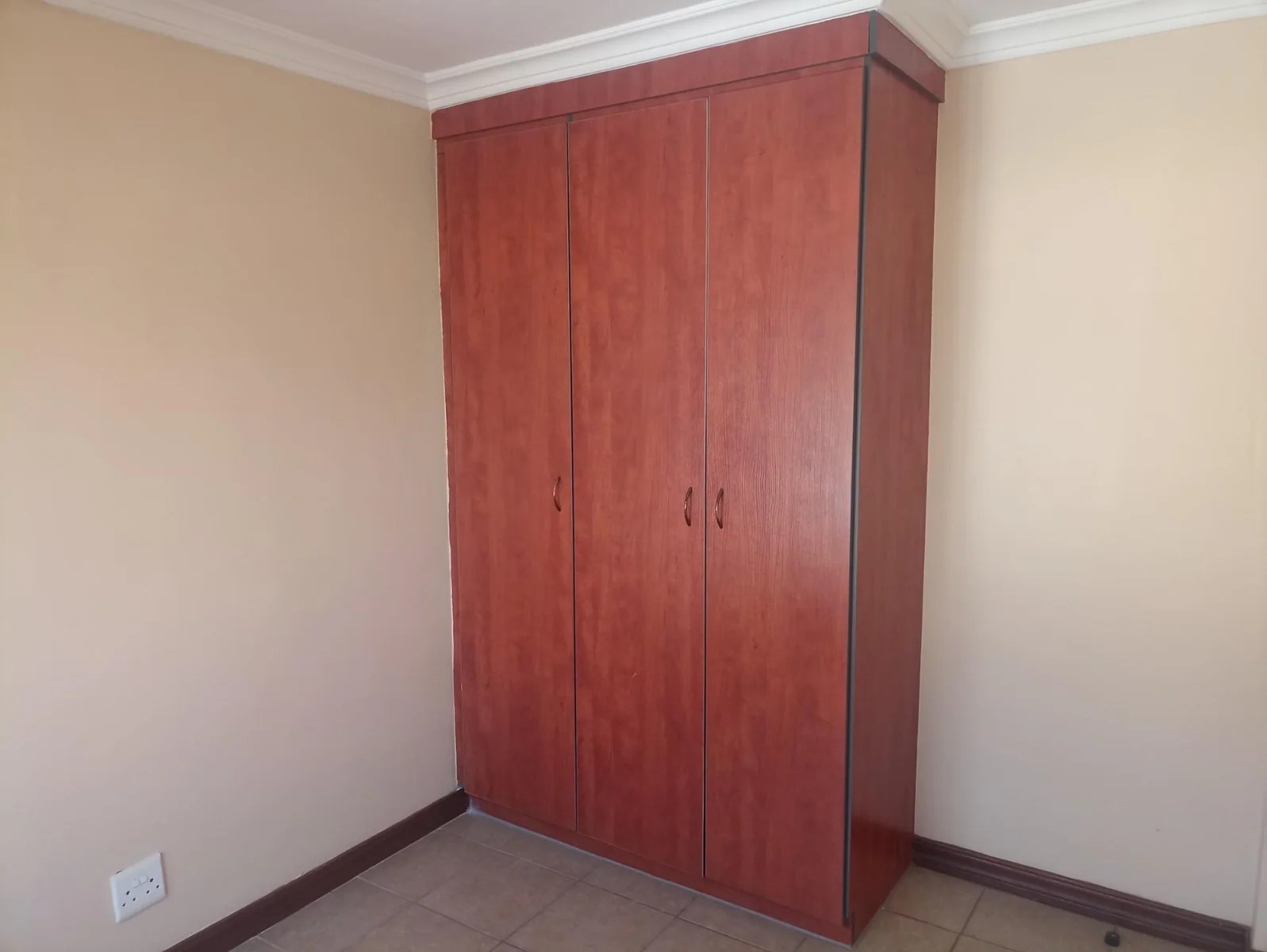 LOVELY TWO BEDROOM GROUND FLOOR APARTMENT 4 SALE IN MONTANA!