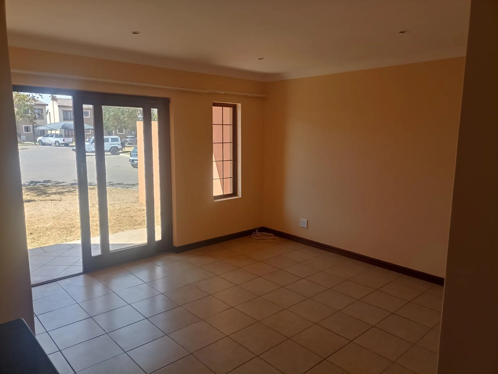 LOVELY TWO BEDROOM GROUND FLOOR APARTMENT 4 SALE IN MONTANA!