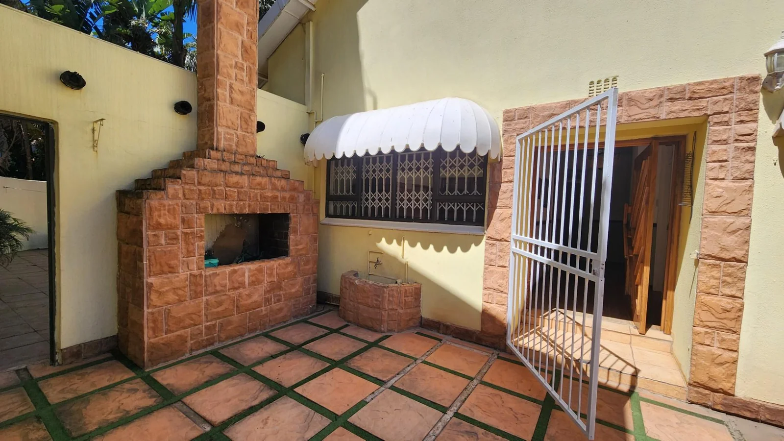 6 bedroom home in Panorama