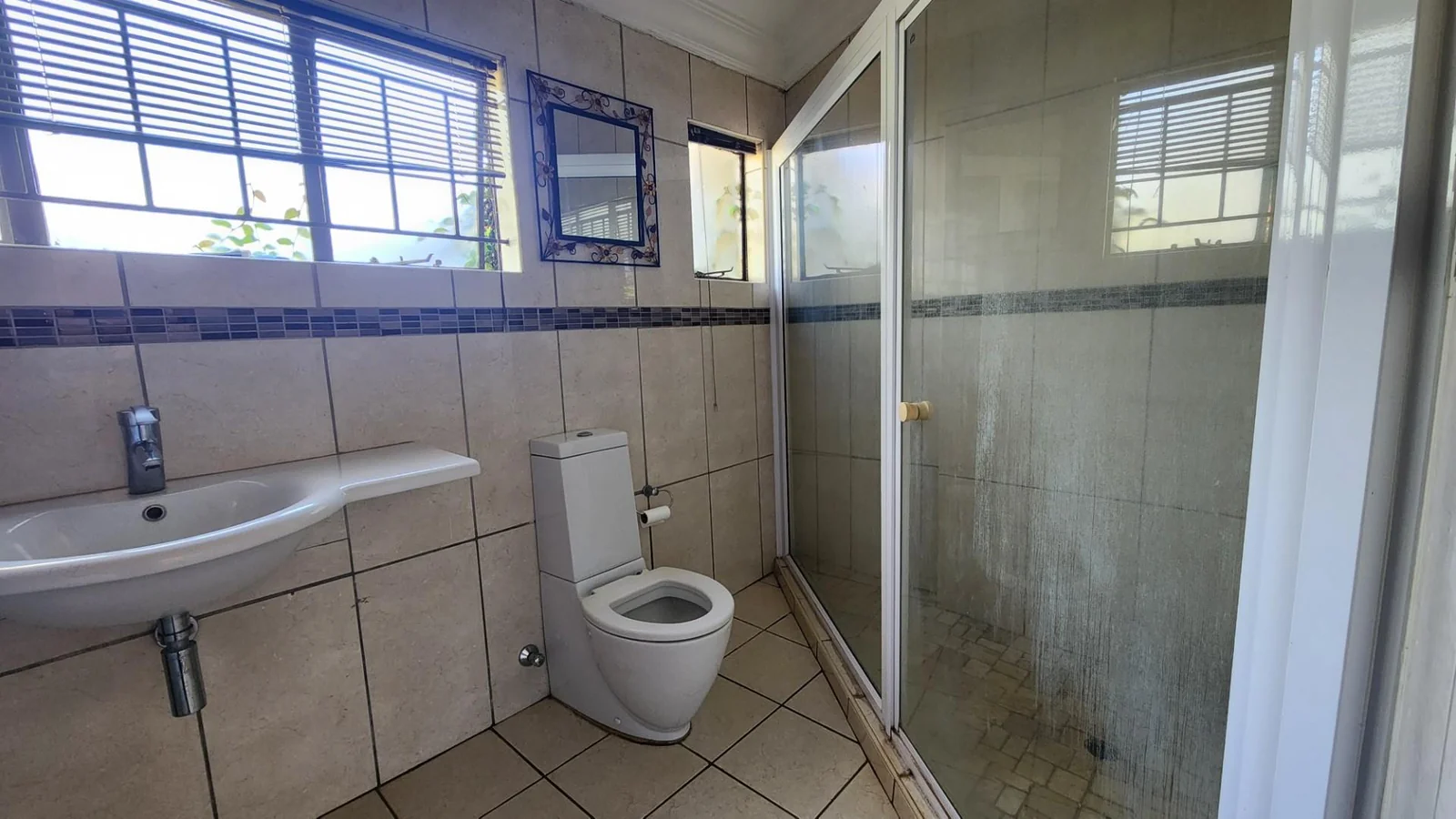 6 bedroom home in Panorama