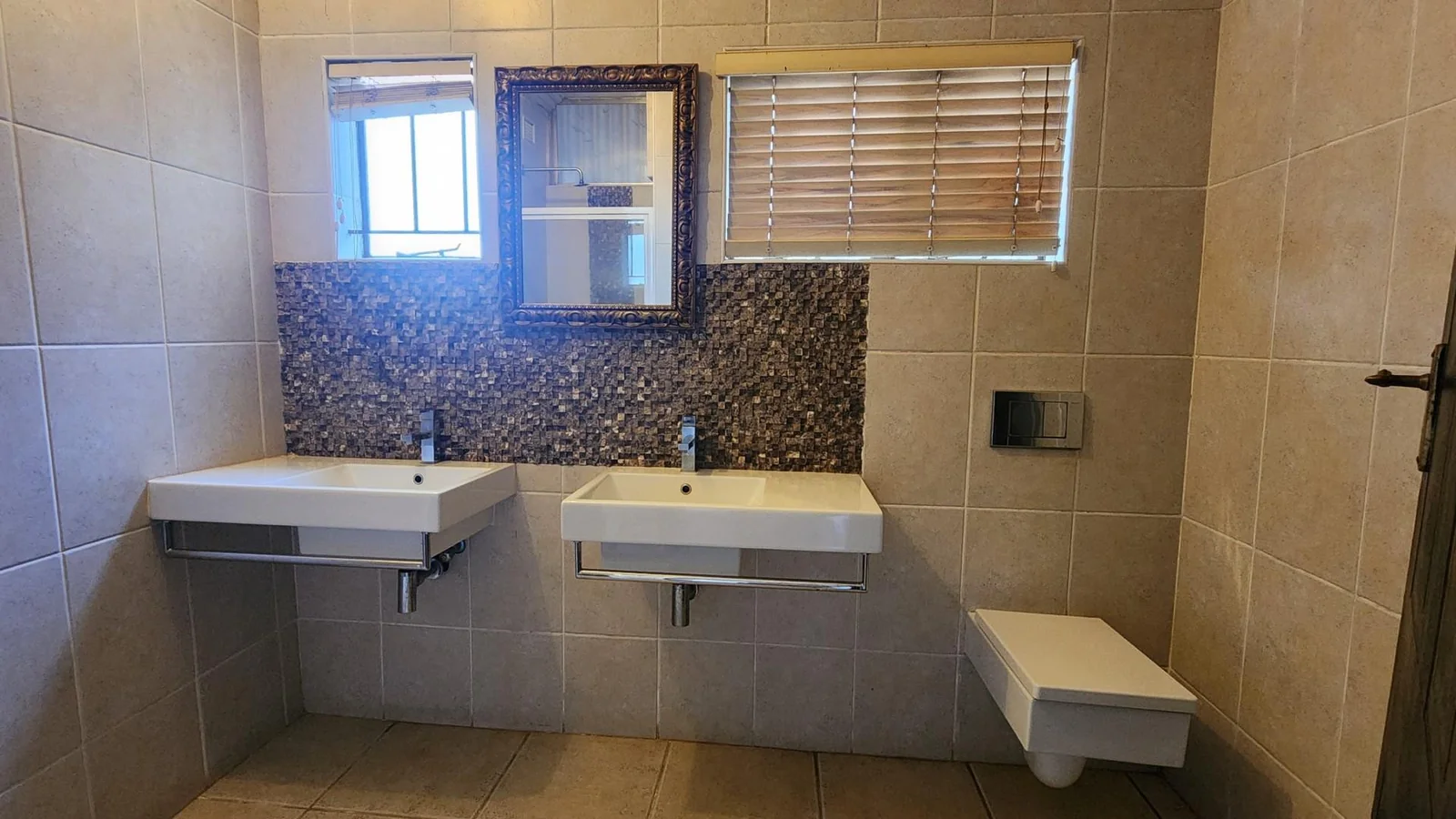 6 bedroom home in Panorama