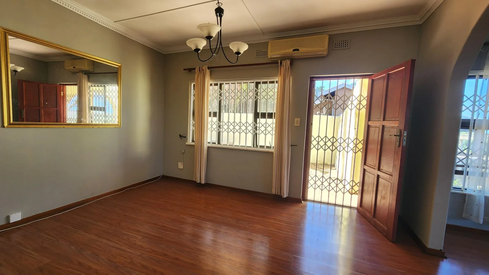 6 bedroom home in Panorama