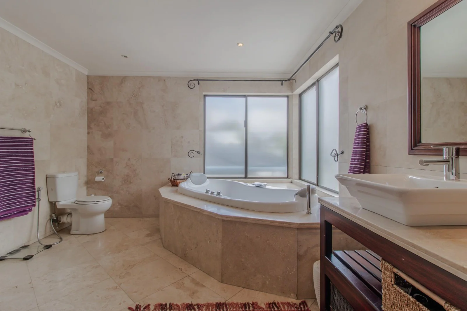 MODERN LUXURY MEETS NATURE: A UNIQUE PROPERTY