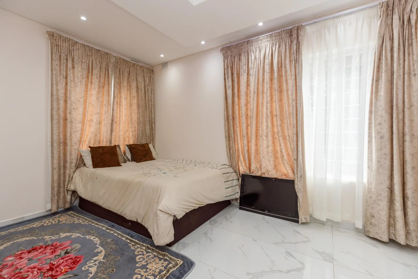 House in Durban North - 5 Bedrooms & 5 En-Suites