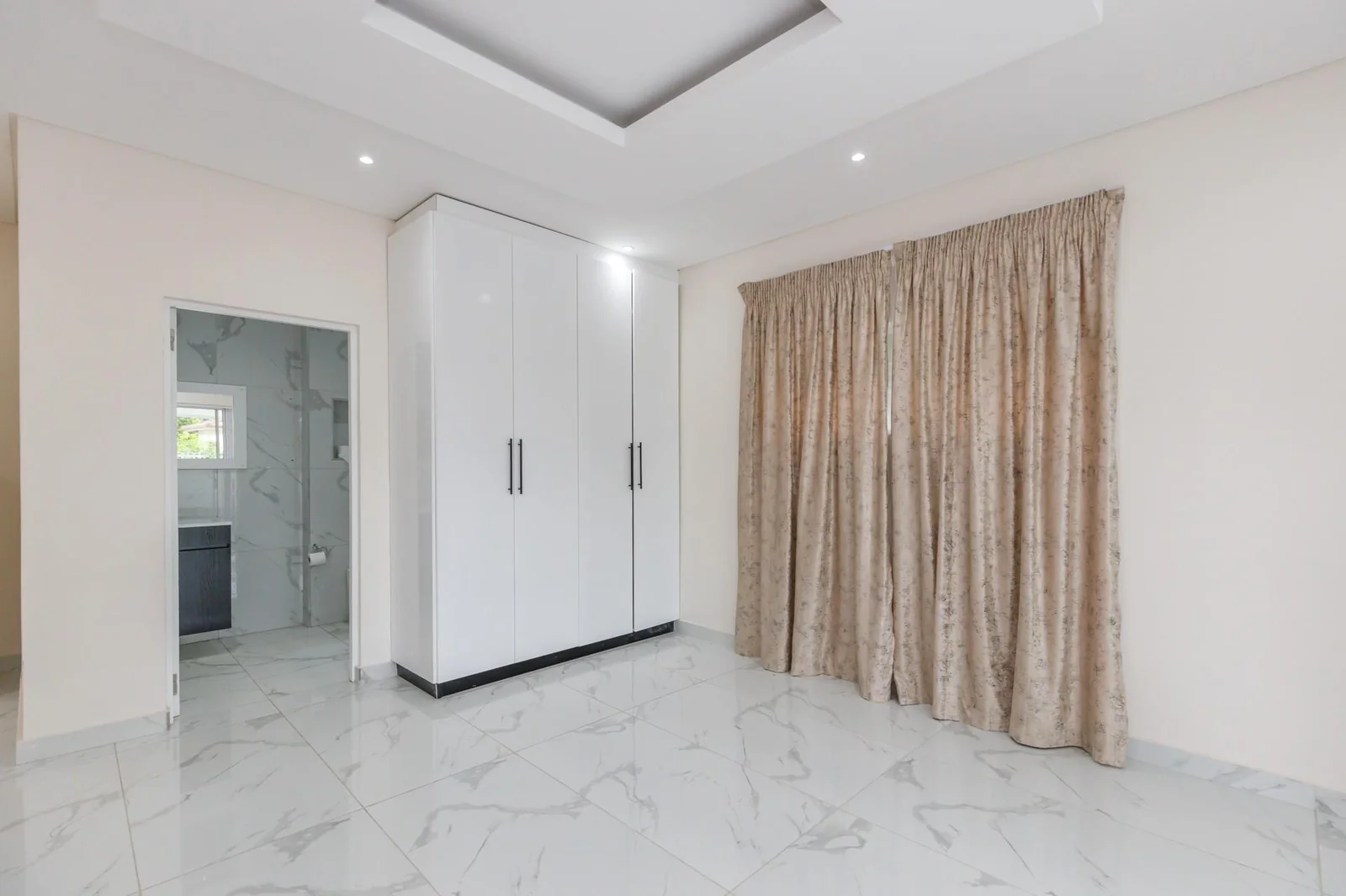 House in Durban North - 5 Bedrooms & 5 En-Suites