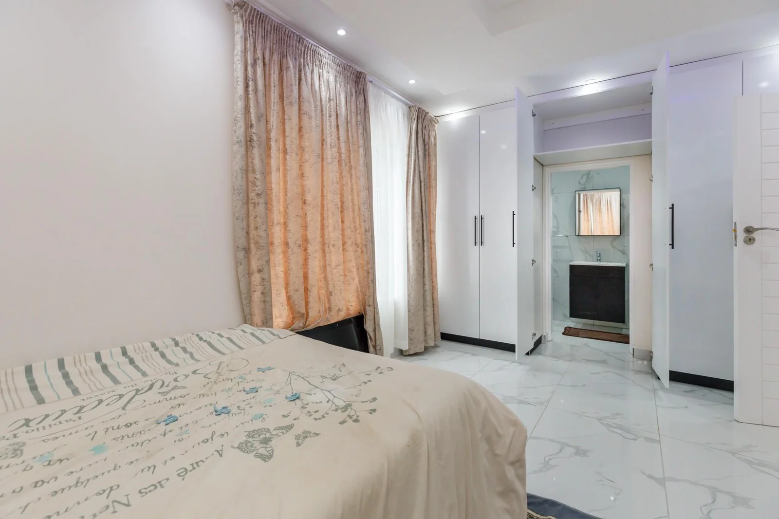 House in Durban North - 5 Bedrooms & 5 En-Suites