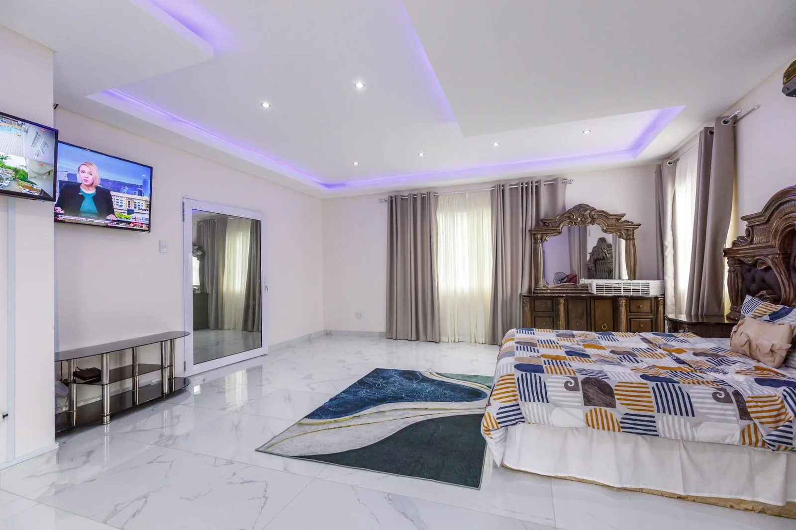 House in Durban North - 5 Bedrooms & 5 En-Suites