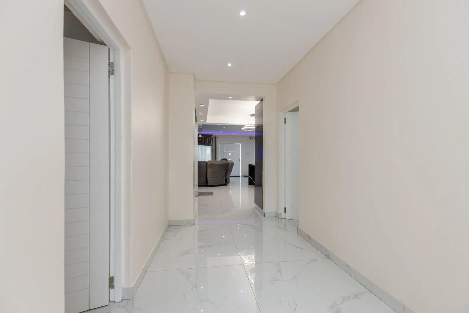 House in Durban North - 5 Bedrooms & 5 En-Suites