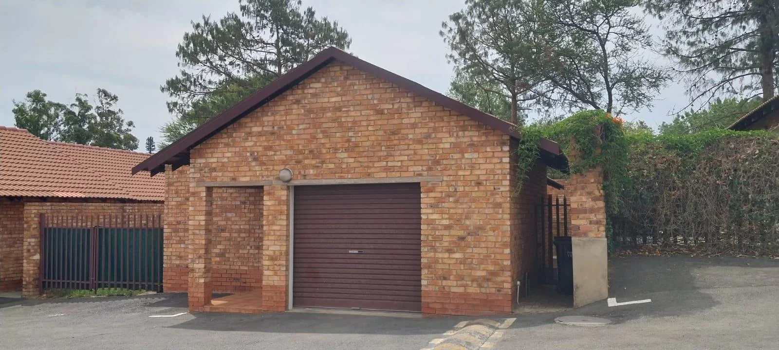 2 beds 2 baths, lock up Garage- Simplex for Sale