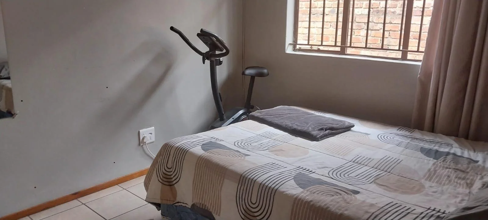 2 beds 2 baths, lock up Garage- Simplex for Sale