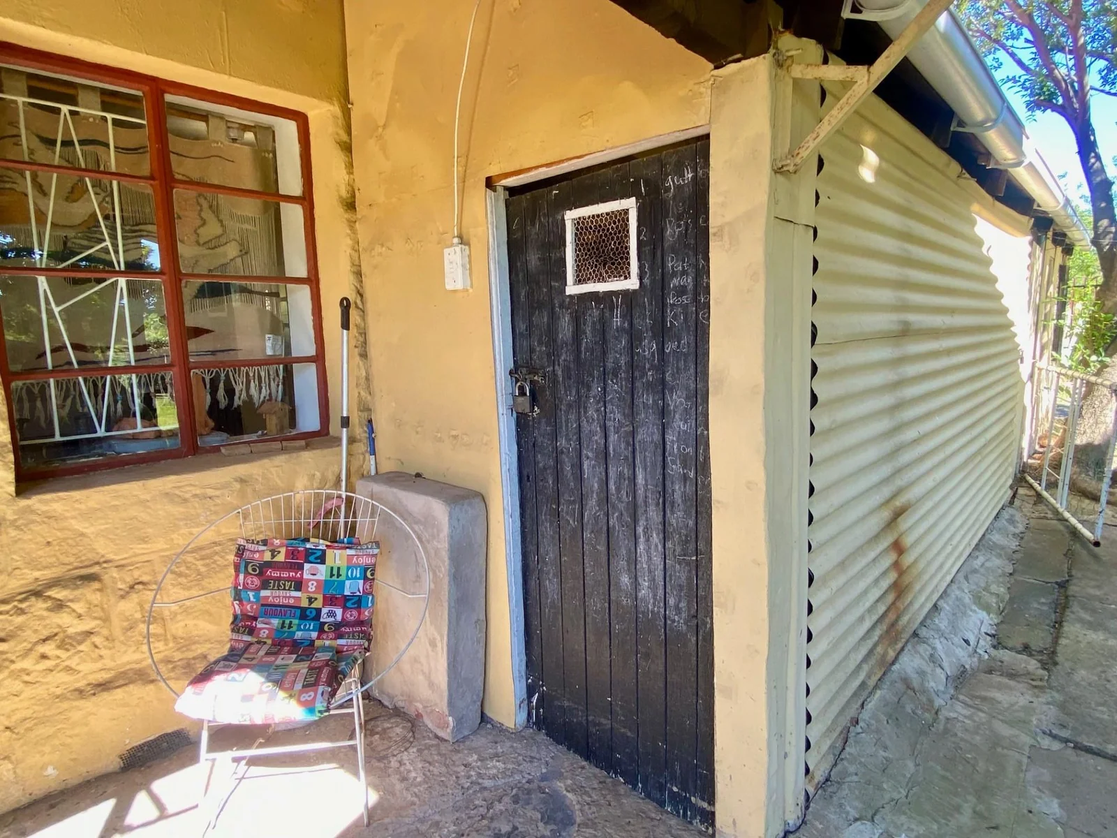 <br/>Cosy sandstone property with a well maintained garden and Watertank!<br/>