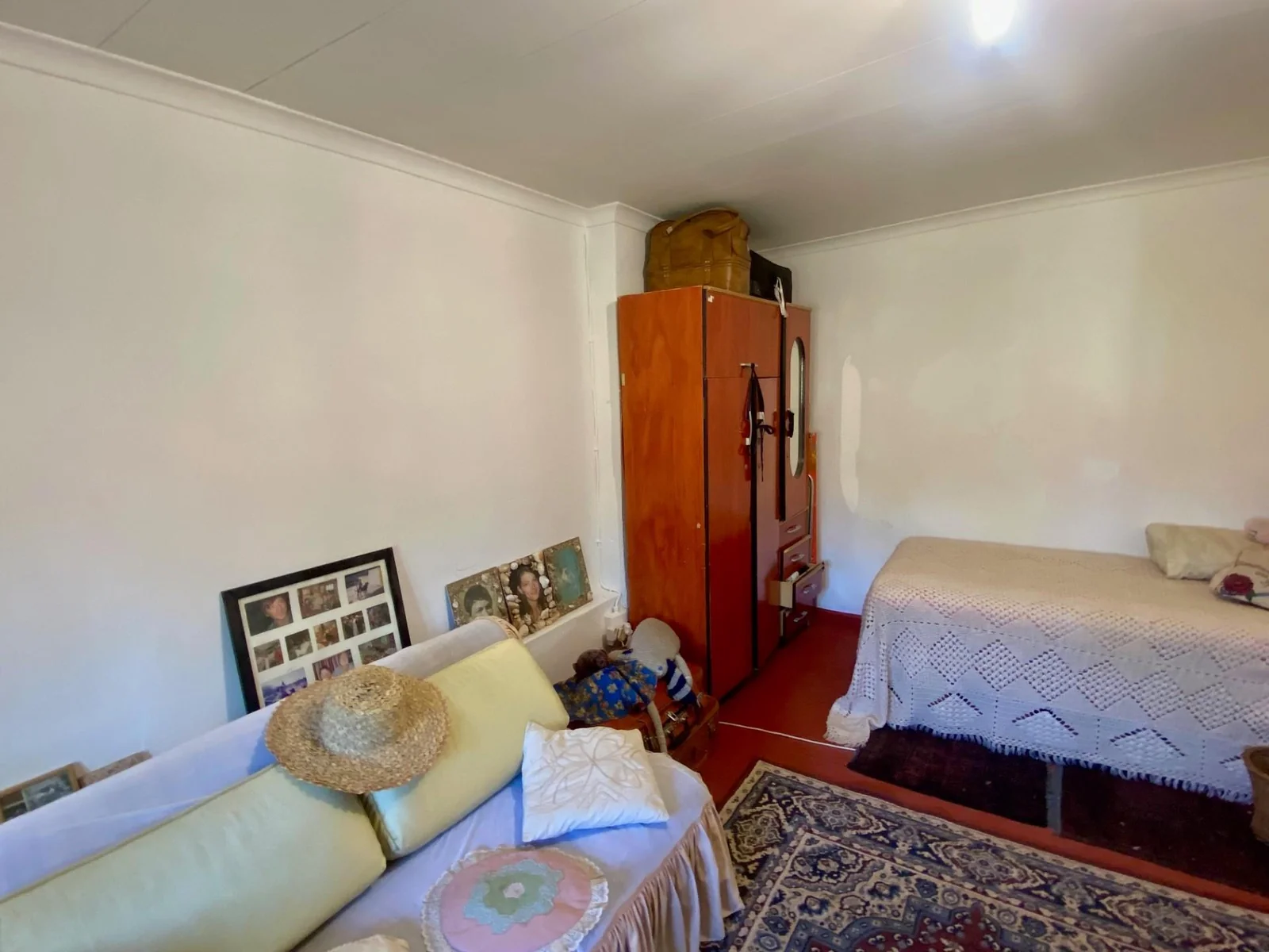 <br/>Cosy sandstone property with a well maintained garden and Watertank!<br/>