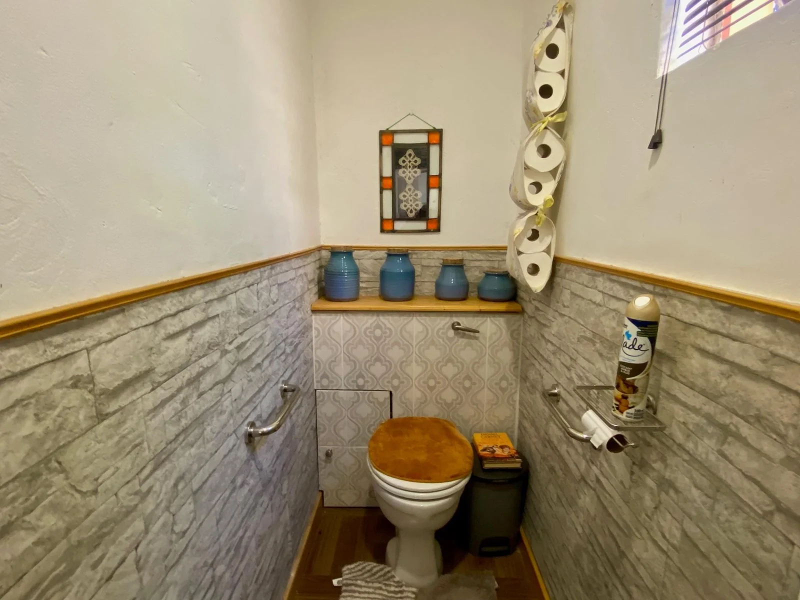 <br/>Cosy sandstone property with a well maintained garden and Watertank!<br/>