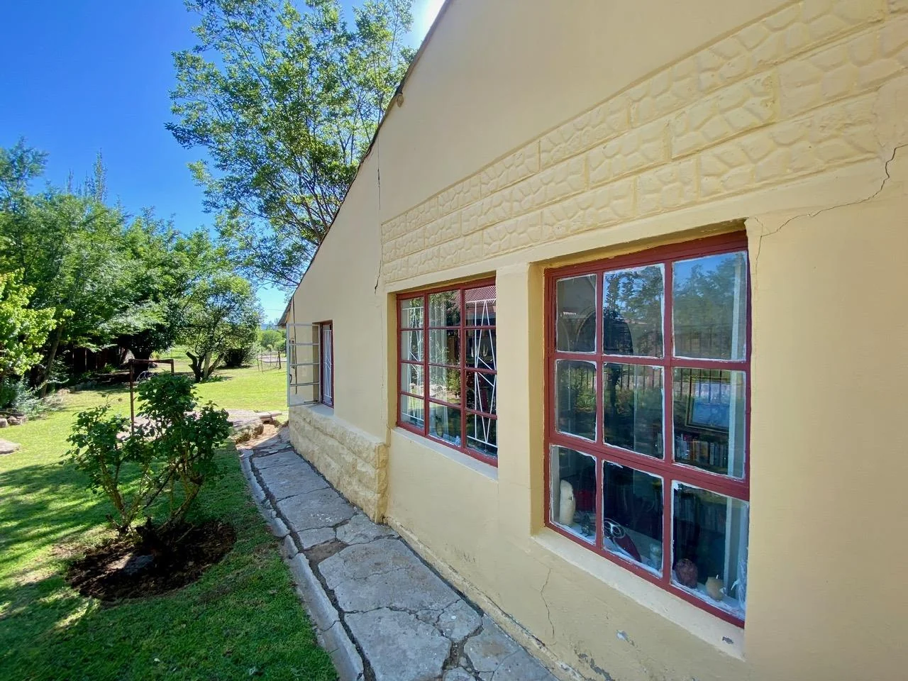 <br/>Cosy sandstone property with a well maintained garden and Watertank!<br/>