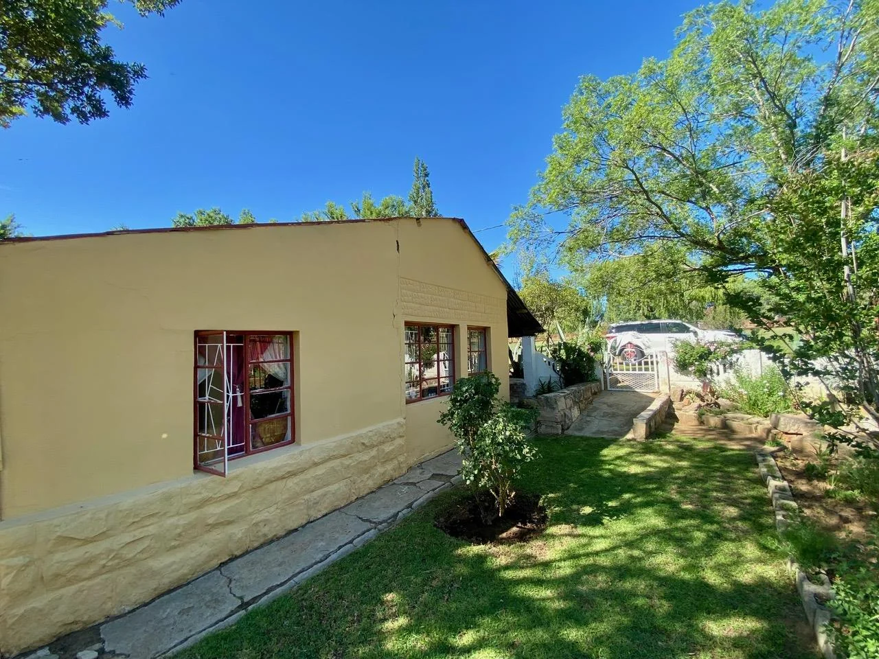 <br/>Cosy sandstone property with a well maintained garden and Watertank!<br/>