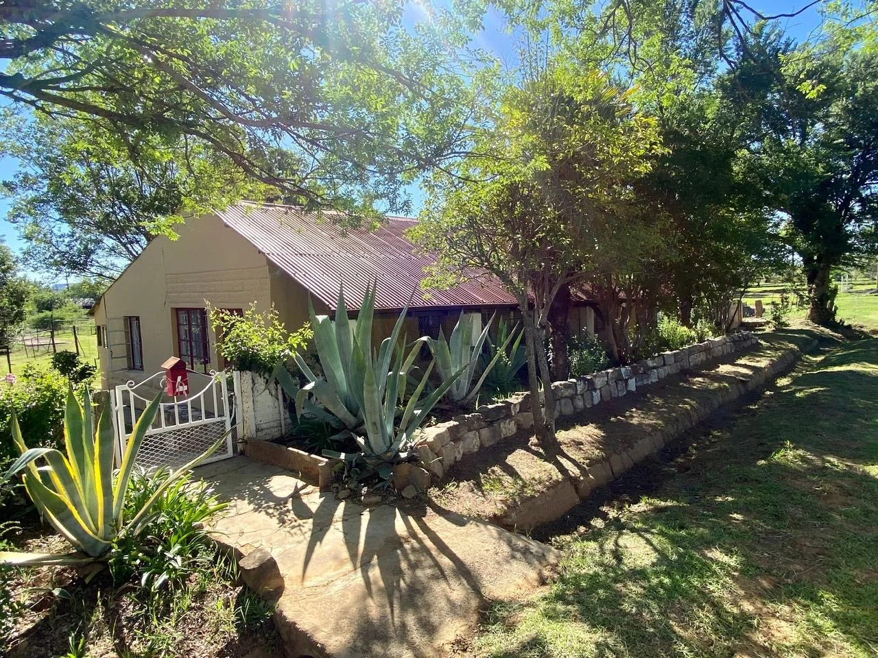 <br/>Cosy sandstone property with a well maintained garden and Watertank!<br/>