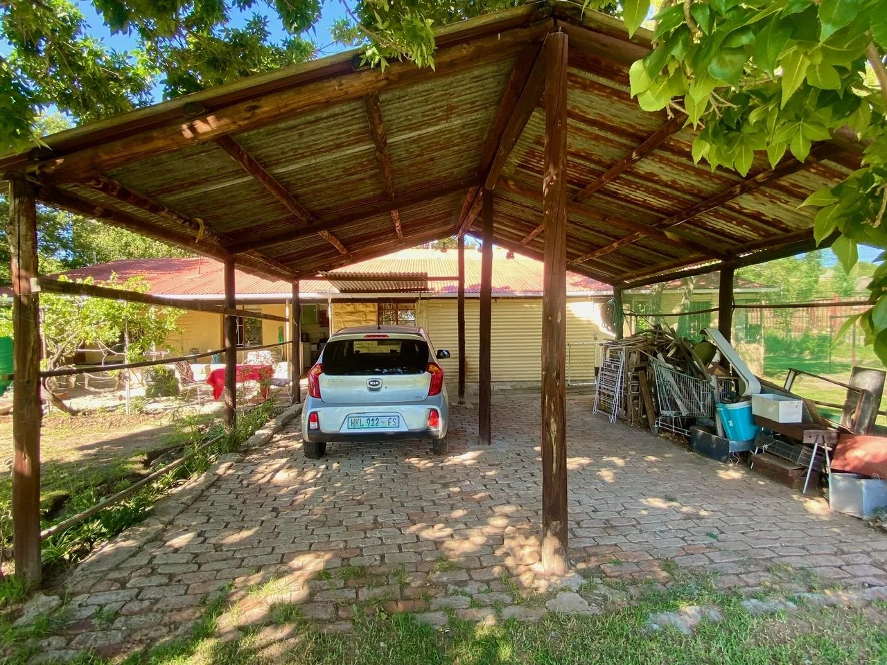 <br/>Cosy sandstone property with a well maintained garden and Watertank!<br/>