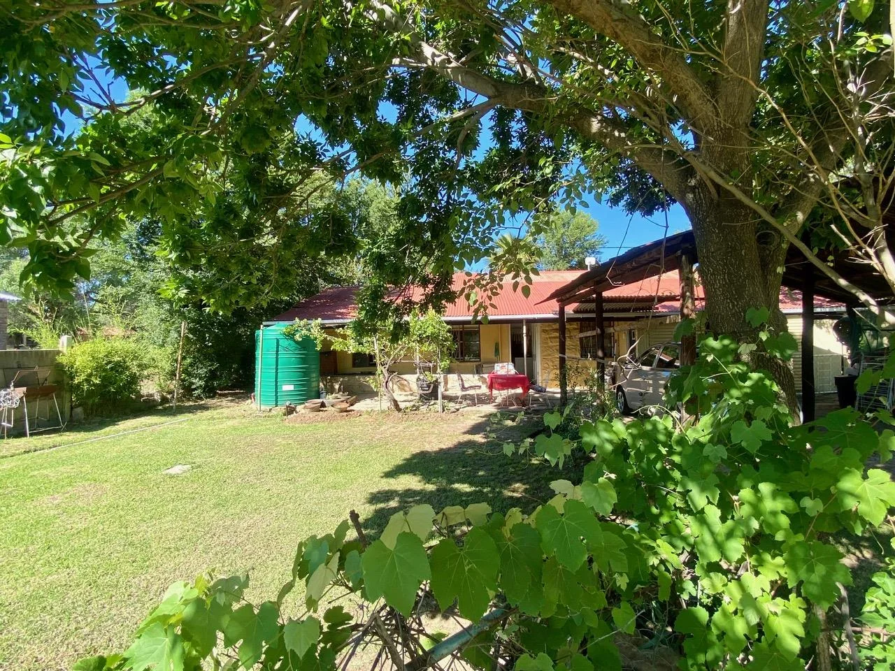 <br/>Cosy sandstone property with a well maintained garden and Watertank!<br/>