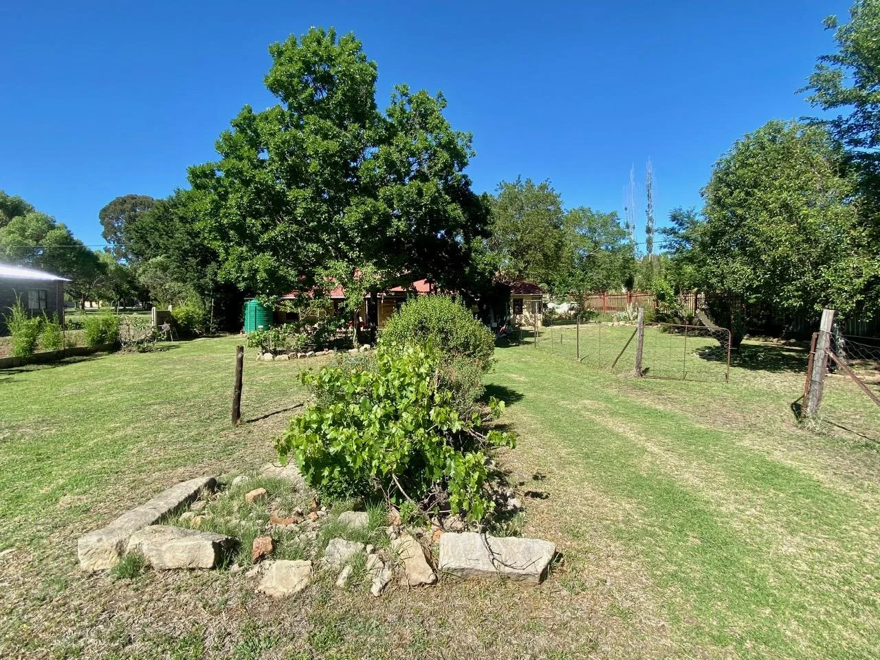 <br/>Cosy sandstone property with a well maintained garden and Watertank!<br/>